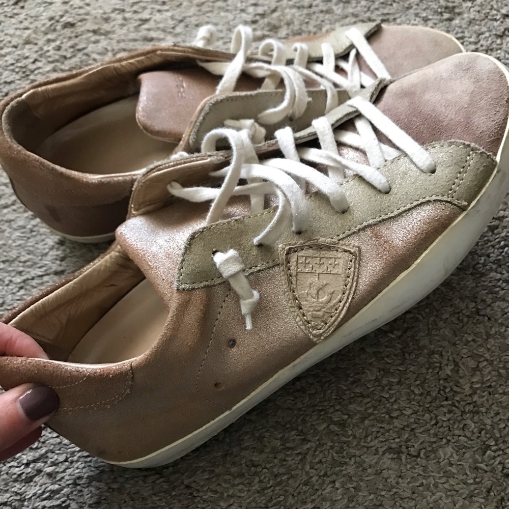 Phillippe Model sneakers.  Size 39 fits like 8.5. Great neutral color